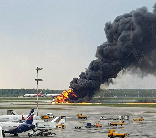 Máy bay Nga bốc cháy làm ít nhất 41 người chết