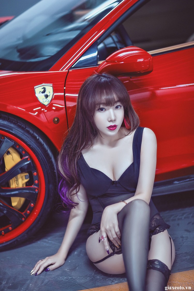 Người mẫu sexy quyến rũ bên siêu xe Ferrari