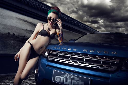 Yêu nữ khoe dáng nuột bên Range Rover 